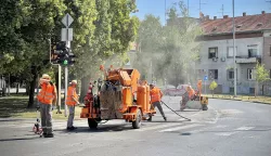 Osijek, 27. 07. 2022, Trg baruna Trenka, osvjezavanje cestovne signalizacije, radniciSNIMIO BRUNO JOBST