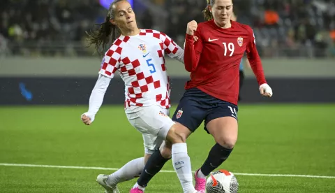 epa11185057 Croatia's Kristina Nevrkla and Norway's Elisabeth Terland during the UEFA Women's Nations League play off match between Norway and Croatia at the SR-bank arena in Stavanger, Norway, 27 Feburary 2024. EPA/Carina Johansen NORWAY OUT