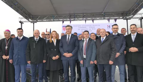 Sisak, 22.10.2024. - U Sisku je u utorak svečano puštena u promet dionica Lekenik - čvor Sisak na autocesti A11 Zagreb - Sisak. Na fotografiji Branko Bačić, Andrej Plenković, Oleg Butković, Tomo Medved, Tonči Glavina. foto HINA/ Nikola BLAŽEKOVIĆ/ tm