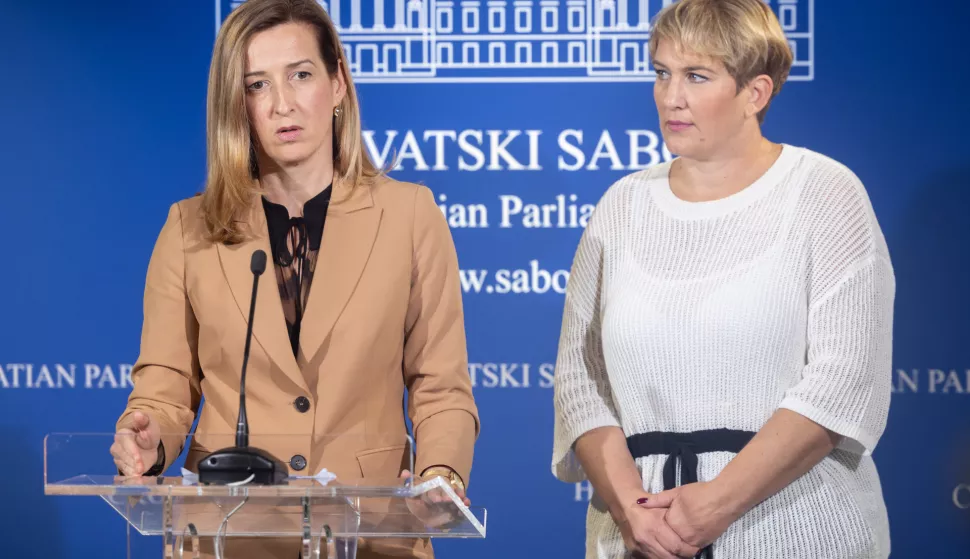 Zagreb, 23.10.2024. - Zastupnice SDP-a Ivana Marković i Mirela Ahmetović su nakon sjednice Odbora za pomorstvo, promet i infrastrukturu komentirale alarmantno stanje u Jadroliniji.Na fotografiji Mirela Ahmetović, Ivana Marković.foto HINA/ Edvard ŠUŠAK/ es