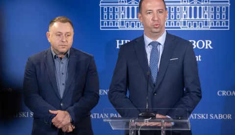 Zagreb, 23.10.2024. - Zastupnici HDZ-a Ante Deur i Nikola Mažar na konferenciji za medije komentirali su po njihovim riječima novi igrokaz SDP o slanju hrvatskih vojnika u Ukrajinu kao i slučaj s deklasificiranim dokumentima.Na fotografiji Nikola Mažar.foto HINA/ Edvard ŠUŠAK/ es