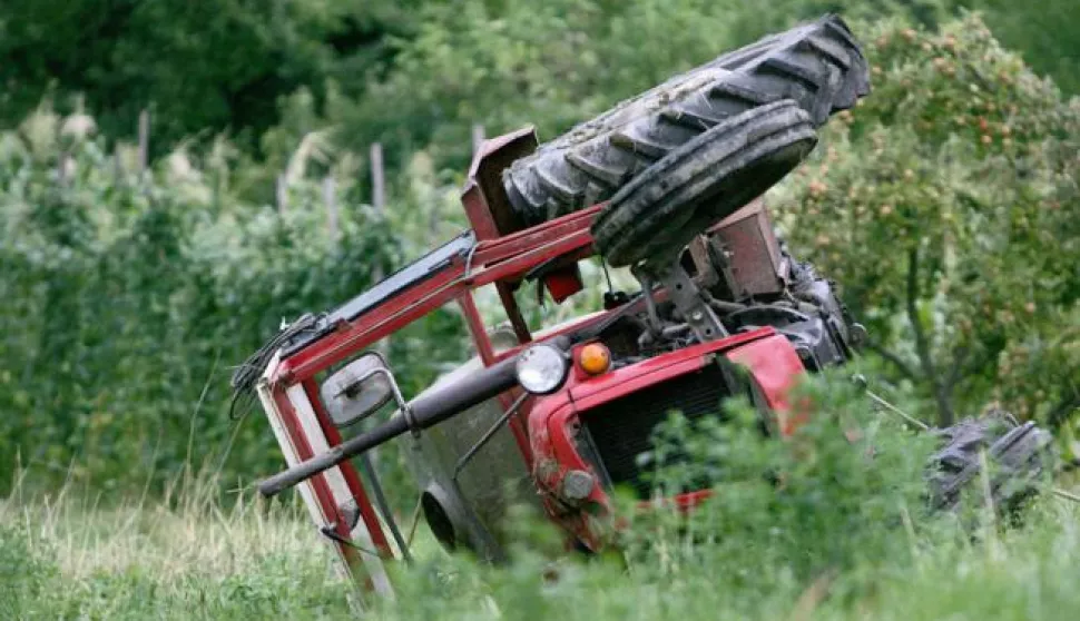 ?24.07.2012., Glavnica - U naselju Glavnica Donja kod Sesveta u poslijepodnevnim satima prevrnuo se traktor. U prevrtanju je poginuo traktorist.Photo: Borna Filic/PIXSELL------CRNA2 ST