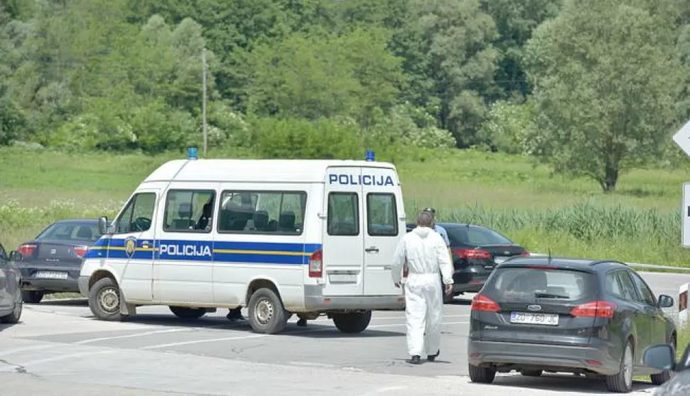 31.05.2018., Donji Srb - Policijski ocevid nad kobijem BiH registacija, u kojem je policija sinoc zatekla 29 osoba stranih drzavljana. Pri sprijecavanju prolaska vozila i odbijanja napada policija je ispalila nekoliko hitaca pri cemu je ranjeno dvoje djece. Photo: Dino Stanin/PIXSELL------kolor 2x novosti