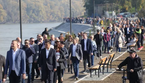 Osijek, 26. 10. 2024., Promenada - otvorenje, šetnica uz Dravu, šetnja, šetnja s uzvanicima, svečanost, vatrometSNIMIO BRUNO JOBST