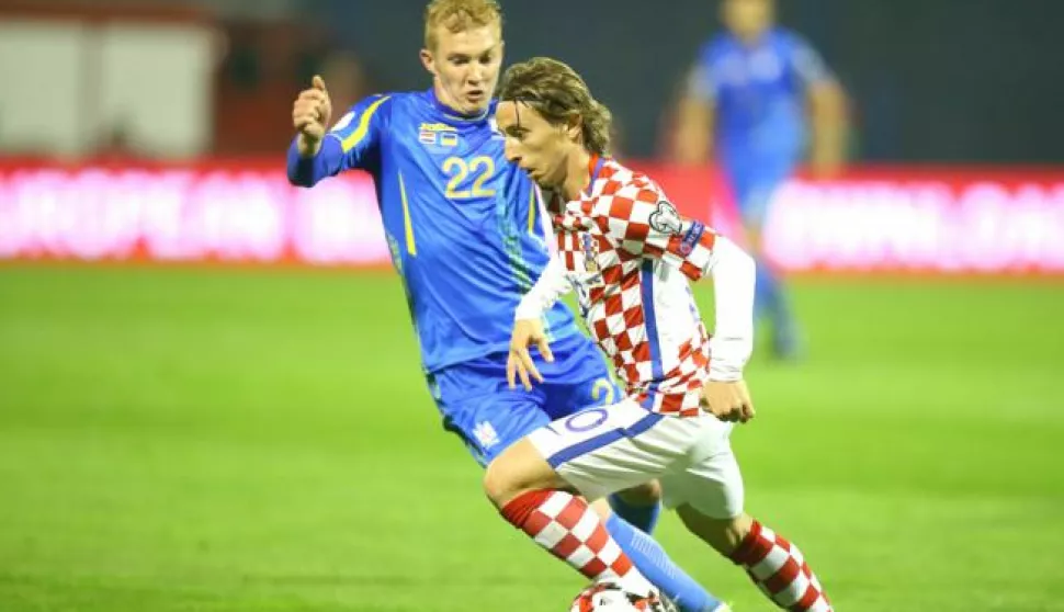 24.03.2017., stadion Maksimir, Zagreb - Kvalifikacijska utakmica za odlazak na Svjetsko prvenstvo koje ce se odrzati 2018. godine u Rusiji, skupina I, 5. kolo, Hrvatska - Ukrajina. Luka Modric, Viktor Kovalenko. Photo: Igor Soban/PIXSELL------GN TRI STUPCA COLOR SPORT