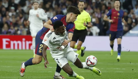 epa11685663 Real Madrid's Vinicius Jr. (R) in action against FC Barcelona's Pau Cubarsi (L) during the Spanish LaLiga soccer match between Real Madrid and FC Barcelona, in Madrid, Spain, 26 October 2024. EPA/JUANJO MARTIN