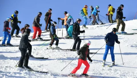 Overcrowded ski slope, crowds, helmet, helmets. Skiers in the Hahnenkamm ski area in Kitzbuehel. Skiing, ski, ride, Skiing, Ski Holiday, Sunshine, View, Leisure, Sport, Landscape, Activity, snow, winter sports, winter sports, Ski Resort, Mountain Range, Snow. | usage worldwide /DPA/PIXSELL