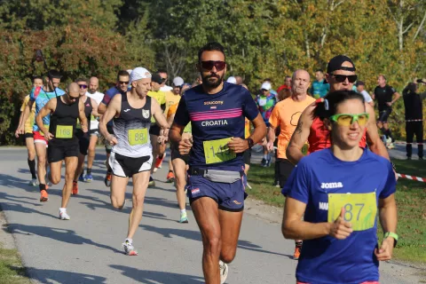 Kopačevo, 26. 10. 2024, 9. Baranjski Ferivi Polumaraton. Start 9. Baranjskog Ferivi Polumaratona, Utrka građana i štafeta "1/x"... snimio GOJKO MITIĆ