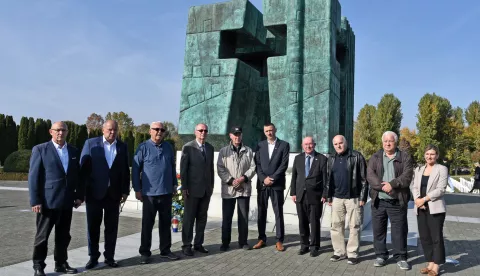 Vukovar...28.10.2024.Članovi Vlade demokratskog jedinstva - Franjo Gregurić, Mate Granić, Luka Bebić, Bosiljko Mišetić, Ivan Jarnjak, Dražen Budiša, Gordan Radin, Josip Kardum i Stjepan Adanić u posjeti Vukovaru; položili vijence i upalili svijeće na Memorijalnom groblu žrtava Domovinskog rata, te se susreli s potpredsjednikom Hrvatskog sabora i gradonačelnikom grada Vukovara Ivanom Penavom;