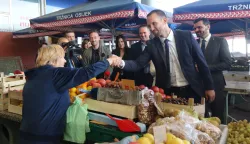 Osijek, 28. 10. 2024, Jasenka Crnković, Dragan Vulin, Ivana Davidović s ministrom regionalnog razvoja i fondova Europske unije, Šimom Erlićem obišli su glavnu osječku tržnicu čija će rekostrukcija biti financirana u okviru ITU mehanizma...snimio GOJKO MITIĆ