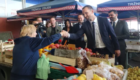 Osijek, 28. 10. 2024, Jasenka Crnković, Dragan Vulin, Ivana Davidović s ministrom regionalnog razvoja i fondova Europske unije, Šimom Erlićem obišli su glavnu osječku tržnicu čija će rekostrukcija biti financirana u okviru ITU mehanizma...snimio GOJKO MITIĆ