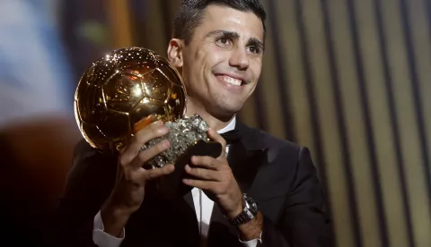 epa11689585 Manchester City and Spain midfielder Rodri wins the Men's Ballon d'Or 2024 at the Ballon d'Or 2024 ceremony at the Theatre du Chatelet in Paris, France, 28 October 2024. EPA/MOHAMMED BADRA