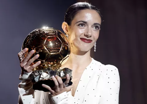 epa11689559 Barcelona player Aitana Bonmati wins the Women's Ballon d'Or 2024 at the Ballon d'Or 2024 ceremony at the Theatre du Chatelet in Paris, France, 28 October 2024. EPA/MOHAMMED BADRA