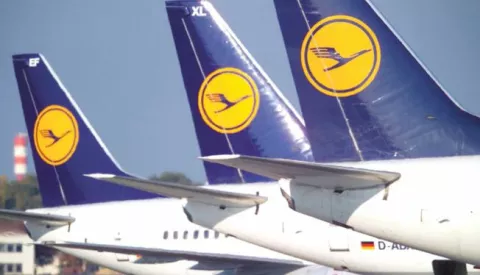 lufthansa zrakoplovi aerodrom njemackaskinuto sa interneta------2 st color ekonomija