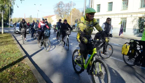 osijek, 13 studeni 2022, 9,00 sati, bicikli, udruga kotrljaneri organizirala je vožnju biciklima od osijeka do vukovarasnimio zdenko pušić