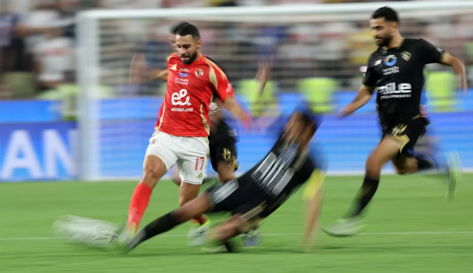 epa11681478 A slow shutter speed picture of Amr El-Solia (L) of Al Ahly and Omar Gaber of Zamalek in action during the Egyptian Super Cup final soccer match between Al Ahly FC and Zamalek SC in Abu Dhabi, United Arab Emirates, 24 October 2024. EPA/ALI HAIDER