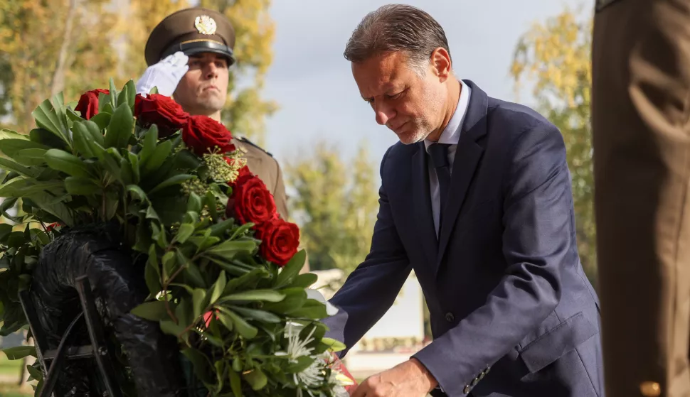 Zagreb, 30.10.2024 - U prigodi obilježavanja Svih svetih i Dušnog dana, predsjednik Hrvatskoga sabora Gordan Jandroković predvodio je izaslanstvo Hrvatskoga sabora te na Gradskom groblju Mirogoj položio vijence i upalio svijeće kod spomenika "Glas hrvatske žrtve - Zid boli", kod Središnjega križa u Aleji poginulih hrvatskih branitelja iz Domovinskog rata, na grobu prvog hrvatskog predsjednika dr. Franje Tuđmana. Na slici Gordan Jandroković.foto HINA/ Damir SENČAR/ ds