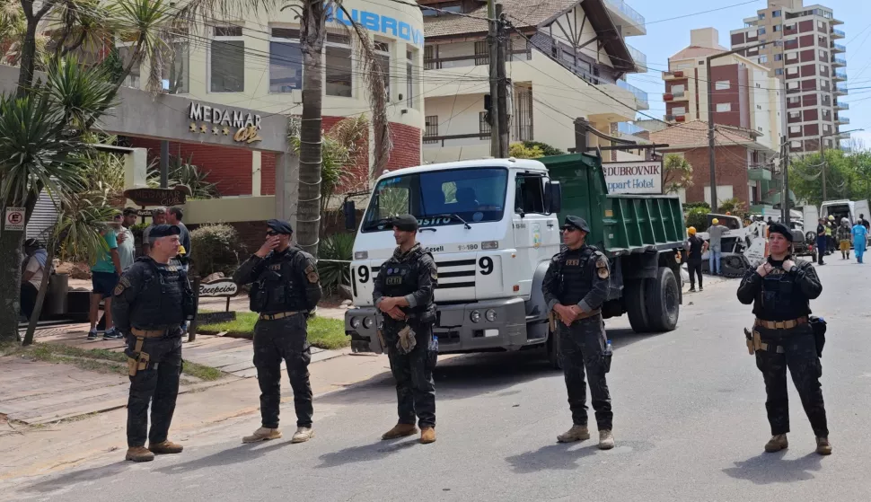 epa11690907 Members of the Argentine Police guard the street where a building collapsed in Villa Gesell, on the coast of the Buenos Aires province, Argentina, 29 October 2024. A man in his 80s was found dead among the rubble of the ten-story building that housed an aparthotel in the Argentine coastal town of Villa Gesell, which collapsed early on 29 October, a spokesperson for the Ministry of Security of the Buenos Aires province said. EPA/FERNANDO LEGARRETA