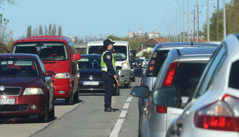 Osijek, 01. 11. 2023, Centralono groblje, dan uoci Blagdana Svih Svetih i na dan samog Blagdana, mnogi su pohodili posljednaja pocivalista svojih najmilijih. Guzve na prilazima groblju.snimiio GOJKO MITIĆ