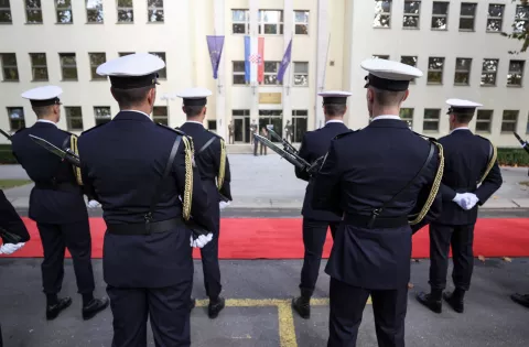 Zagreb, 31.10.2024 - Predsjednik Republike i vrhovni zapovjednik Oružanih snaga Republike Hrvatske Zoran Milanović stigao je na sastanak s načelnikom Glavnog stožera OSRH i njegovim suradnicima, načelnicima uprava Glavnog stožera OSRH i zapovjednicima grana OSRH. Na slici svečani doček, počasna bojna i crveni tepih na dočeku za predsjednika Milanovića ispred zgrade MORH-a.foto HINA/ Damir SENČAR/ ds