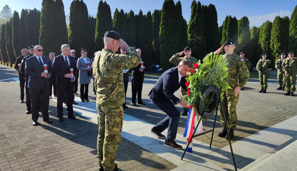 Vukovar, 31.10.2024.- Polaganjem vijenaca i paljenjem svije?a podno Spomen obilje?ja na Memorijalnom groblju ?rtava iz Domovinskog rata u ?etvrtak je u Vukovaru obilje?en blagdan Svih svetih, a ?upan Franjo Ore?kovi? poru?io je kako ?rtva branitelja nikada ne smije biti zaboravljena. foto HINA/ ua