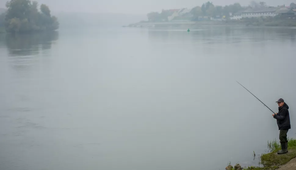 OSIJEK- 10.11.2020., Drava, jutarnja magla, jesen, grad u magli, setnja, slobodnjak.Foto: Andrea Ilakovac