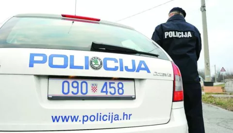 MUČIĆI,30.01.2011.CRNA KRONIKAMUČIĆI ODVOJAK ZA BRECE TEKA PROMETNA NESREĆA SUDJELOVALI KOMBI POLICIJE CITROEN JUMPER I MOTOR DUCATI, TEKO OZLJEĐEN MOTOCIKLIST OČEVID OBAVILI DJELATNICI POLICIJE (POLICIJA, OČEVID, MOTOR, KOMBI....)SNIMIO SERGEJ DRECHSLER