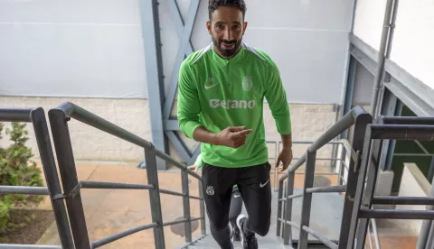 epa11694114 Sporting head coach Ruben Amorim arrives for a press conference ahead of their Portuguese First League soccer match against Estrela da Amadora, in Alcochete, Portugal, 31 October 2024. Ruben Amorim has been linked with a move to Manchester United, after the departure of dutch head coach Erik Ten, and said a decision will be made official on 01 November. EPA/JOSE SENA GOULAO