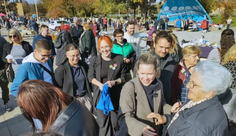 Osijek, 2.11.2024.- Predsjednička kandidatkinja Možemo! Ivana Kekin na Trgu Sv. Trojstva u Osijeku održala je u subotu konferenciju za novinare te je obišla Sajam antikviteta i razgovarala s građanima Osijeka na sredi?njem Trgu Ante Starčevića. foto HINA/ Tomislav Prusina/ ua