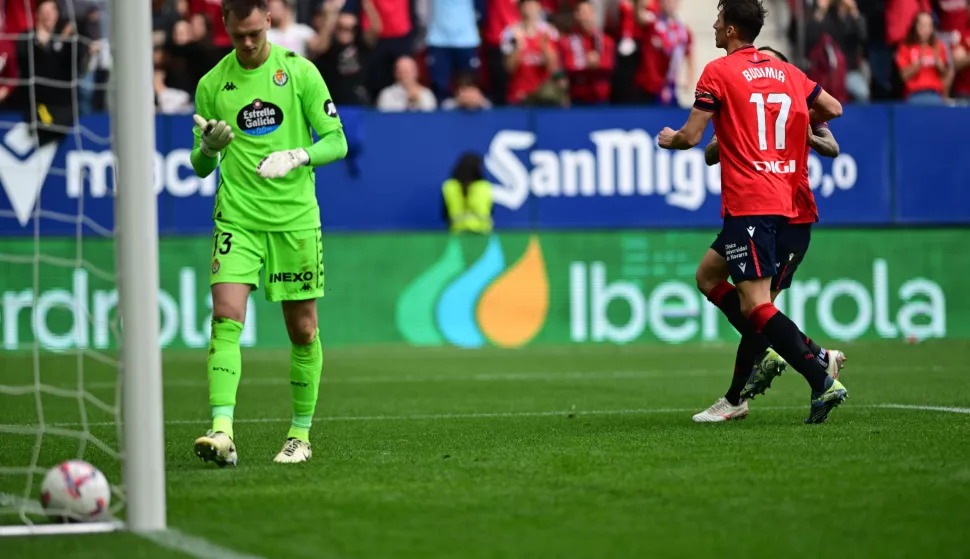 epa11697321 Osasuna's Ante Budimir (R) celebrates after scoring a goal during the Spanish LaLiga soccer match between Osasuna and Real Valladolid held at El Sadar stadium in Pamplona, Spain, 02 November 2024. EPA/INAKI PORTO