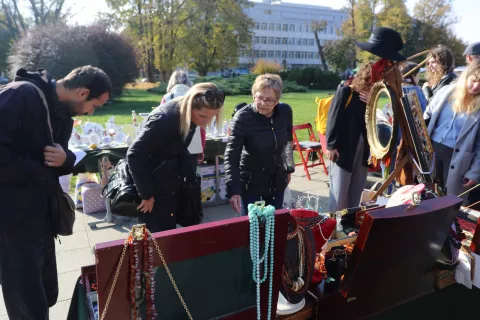 Osijek, 02. 11. 2024, Park kralja Držislava, kod školjke. Sajam antikviteta.snimio GOJKO MITIĆ