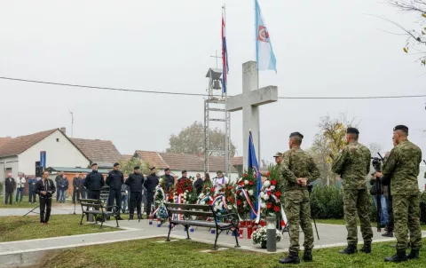 Polaganjem vijenaca i paljenjem svijeća podno spomen obilježja u vukovarskom naselju Lužac obilježena je 33. obljetnica stradanja tog naselja