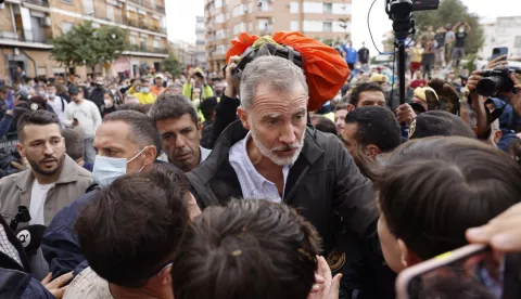 epa11698735 Spain's King Felipe (C) tries to calm down angry citizens as he visits Paiporta, in the province of Valencia, eastern Spain, 03 November 2024. A crowd of angry citizens tossed mud and shouted insults at Spain's King Felipe VI, Queen Letizia, and government officials when they paid their first visit to Paiporta following the recent floods in Valencia and neighboring provinces. EPA/Ana Escobar