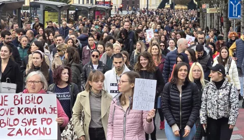 Beograd, 3.11.2024.- Tisu?e Beogra?ana u nedjelju su prosvjedom "Ova kap je prelila ?a?u" zatra?ili ostavku ministra gra?evinarstva Gorana Vesi?a i odgovornost zbog uru?avanja betonske nadre?nice na novosadskom ?eljezni?kom kolodvoru u petak, nesre?e u kojoj je poginulo 14 uglavnom mladih ljudi, a te?ko su ozlije?ene tri osobe. Prosvjednici su, uz povike "Ubojice, ubojice" i "Robija, robija", na trotoaru ispred zgrade ministarstva i ?albenog suda prolijevali crvenu boju i simboli?no ostavljili otiske ?aka obojanih u crveno s porukom "ruke su vam krvave". foto HINA/ FoNet/ Marko Dragoslavi?/ ua