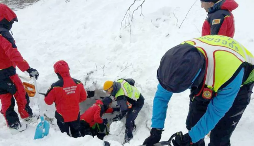 epa05731273 A handout picture provided by the Italian National Alpine Cliff and Cave Rescue Corps (CNAS) shows rescue operations at hotel Rigopiano after it was hit by an avalanche in Farindola (Pescara), Abruzzo region, early 19 January 2017. According to an Italian mountain rescue team, several people have been killed in an avalanche that has hit a hotel near the Gran Sasso mountain in Abruzzo region. Authorities believe that the avalanche was apparently triggered by a series of earthquakes in central Italy on 18 January. EPA/ITALIAN MOUNTAIN RESCUE/CNAS HANDOUT BEST QUALITY AVAILABLE HANDOUT EDITORIAL USE ONLY/NO SALES