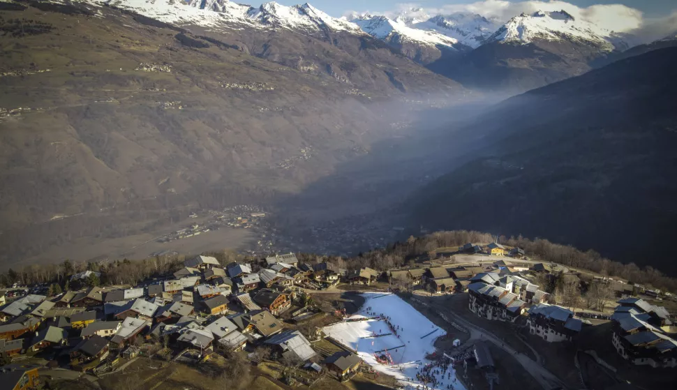 epa10499114 A picture taken with a drone shows a view of a single skiing slope of artificial snow at the Montchavin ski resort, part of the La Plagne domain, France, 02 March 2023. At an altitude of 1,400 meters above sea level, France is experiencing a lack of snow and its driest winter in 64 years, with the quantity of snow in the Alps at one of the lowest levels observed to date. EPA/OLIVIER HOSLET