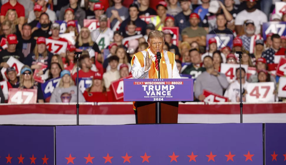 epa11693362 Former US President and Republican Presidential Candidate Donald J. Trump speaks during a campaign event at Resch Center in Green Bay, Wisconsin, USA, 30 October 2024. Trump is running against Democratic presidential candidate US Vice President Kamala Harris and the United States will hold its election on 05 November 2024. EPA/JEFFERY PHELPS