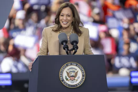 epa11697852 Democratic Presidential candidate and current US Vice President Kamala Harris addresses supporters at a campaign rally held at the Atlanta Civic Center in Atlanta, Georgia, USA, 02 November 2024. The United States will hold its presidential election on 05 November 2024. 2024. EPA/EDWARD M. PIO RODA