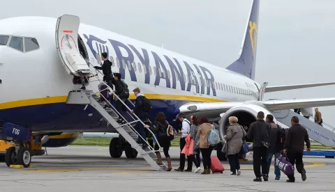 osijek, 8 travanj 2016, 10.30 sati - Zračna luka Osijek, ryanair, dolazak i odlazak putnika iz/za london snimio zdenko puić