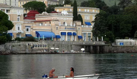 Opatija, 08. 08. 2005 - Hrvatska je Vlada na svojoj prolotjednoj sjednici potvrdila nagodbu između Hrvatskog fonda za privatizaciju (HFP) i Dom holdinga, odnosno SN holdinga. HFP dvama fondovima, kao nadoknadu za neprebačene dionice sukladno postupku kuponske privatizacije u iznosu od ukupno 570 milijuna kuna, sukladno rjeenju arbitranog postupka, daje vie od 256.000 dionica Liburnija hotela, čime oni postaju vlasnici vie od 80 posto temeljnog kapitala te tvrtke. Na slici hotel Kvarner.foto FaH/ Miljenko KLEPAC