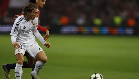 epa11638983 Luka Modric (L) of Real Madrid in action during the UEFA Champions League match between Lille and Real Madrid in Lille, France, 02 October 2024. EPA/MOHAMMED BADRA