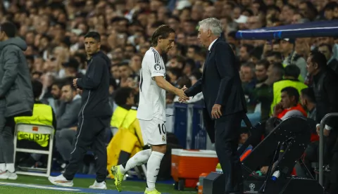 epa11703895 Real Madrid's head coach Carlo Ancelotti (R) greets player Luka Modric (C) during the UEFA Champions League soccer match between Real Madrid and AC Milan, in Madrid, Spain, 05 November 2024. EPA/JUANJO MARTIN