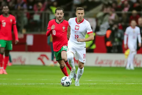 12.10.2024 WARSZAWA, STADION PGE NARODOWYPILKA NOZNA (FOOTBALL)UEFA LIGA NARODOW 2024 (UEFA NATIONAL LEAGUE 2024)MECZ POLSKA - PORTUGALIA(GAME POLAND - PORTUGAL)NZ (R) PRZEMYSLAW FRANKOWSKI, (R) BERNARDO SILVA FOTO JAKUB PIASECKI/CYFRASPORT