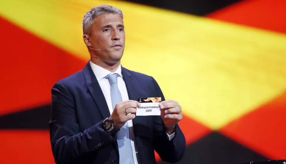 epa06986634 Former Argentinian player Hernan Crespo shows the ticket of the Eintracht Frankfurt during the Europea League 2018-19 Group Stage draw in Monaco, 31 August 2018. EPA/GUILLAUME HORCAJUELO