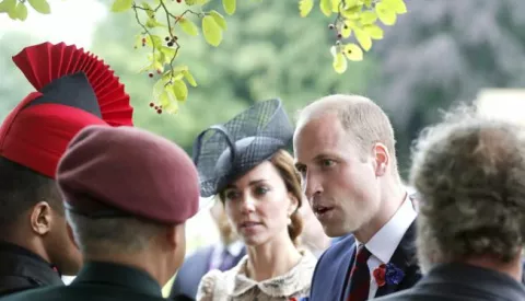 epa05401316 Britain's Prince William, the Duke of Cambridge(R) and his wife Kate, the Duchess of Cambridge, talk with soldiers in the cemetery of the World War I Thiepval Monument during the Somme centenary commemorations in Thiepval, near Amiens, France, 01 July 2016. The Battle of the Somme remains as one of the most deadly battles of the First World War (WWI). EPA/FRANCOIS MORI/POOL MAXPPP OUT------MOZAIK, 3 stupca