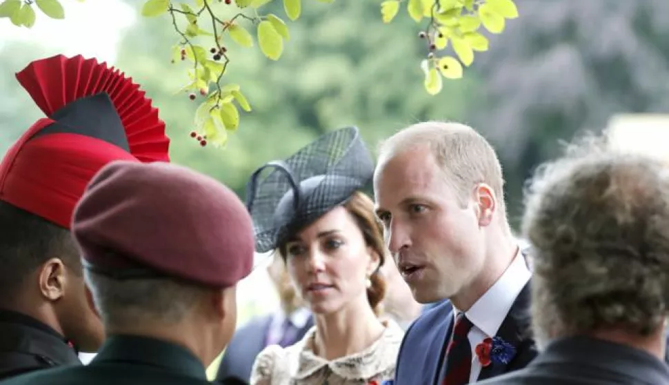 epa05401316 Britain's Prince William, the Duke of Cambridge(R) and his wife Kate, the Duchess of Cambridge, talk with soldiers in the cemetery of the World War I Thiepval Monument during the Somme centenary commemorations in Thiepval, near Amiens, France, 01 July 2016. The Battle of the Somme remains as one of the most deadly battles of the First World War (WWI). EPA/FRANCOIS MORI/POOL MAXPPP OUT------MOZAIK, 3 stupca