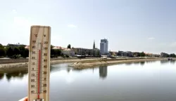 ?24.08.2012., Osijek - Termometar u gradu dosegao temperaturu 41 stupanj Celzijevih. Termometar Photo: Marko Mrkonjic/PIXSELL------4xcolor osijek