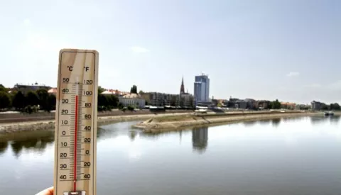 ?24.08.2012., Osijek - Termometar u gradu dosegao temperaturu 41 stupanj Celzijevih. Termometar Photo: Marko Mrkonjic/PIXSELL------4xcolor osijek