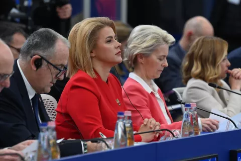 epa11707164 Latvian Prime Minister Evika Silina (2-L) and European Commission President Ursula von der Leyen (2-R) attend a plenary session of the 5th summit of the European Political Community (EPC) held in Puskas Arena in Budapest, Hungary, 07 November 2024 EPA/ZOLTAN MATHE HUNGARY OUT