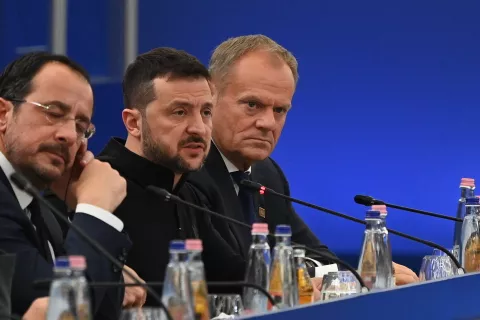 epa11707161 Ukrainian President Volodymyr Zelensky (C) and Polish Prime Minister Donald Tusk (R) attend a plenary session of the 5th summit of the European Political Community (EPC) held in Puskas Arena in Budapest, Hungary, 07 November 2024 EPA/ZOLTAN MATHE HUNGARY OUT